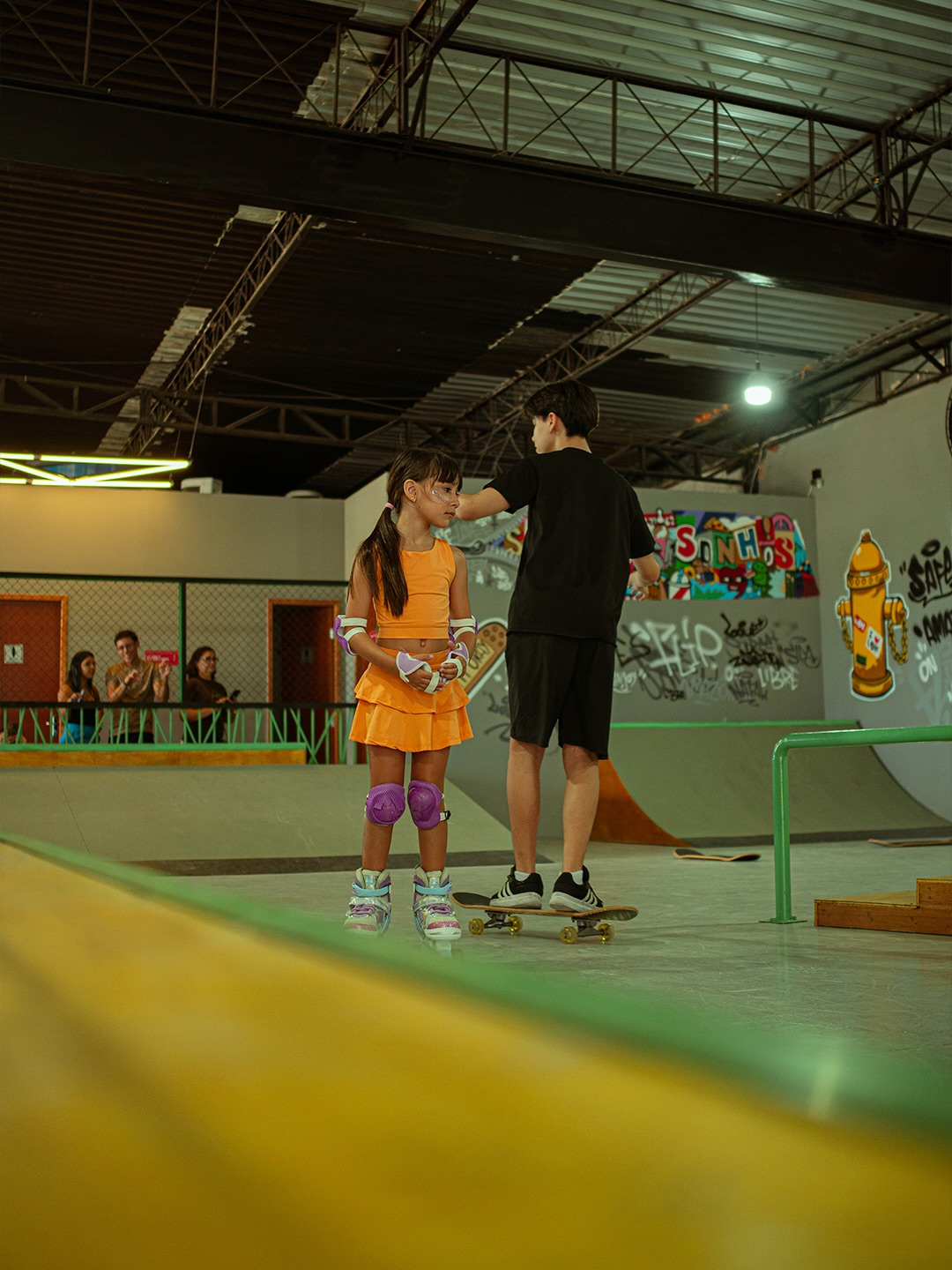 Crianças na pista da Libre Skate Park em Natal