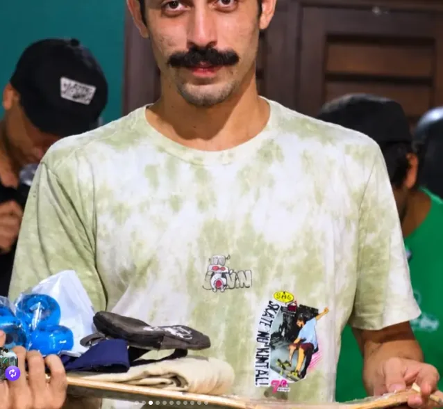 Participante exibindo prêmios recebidos