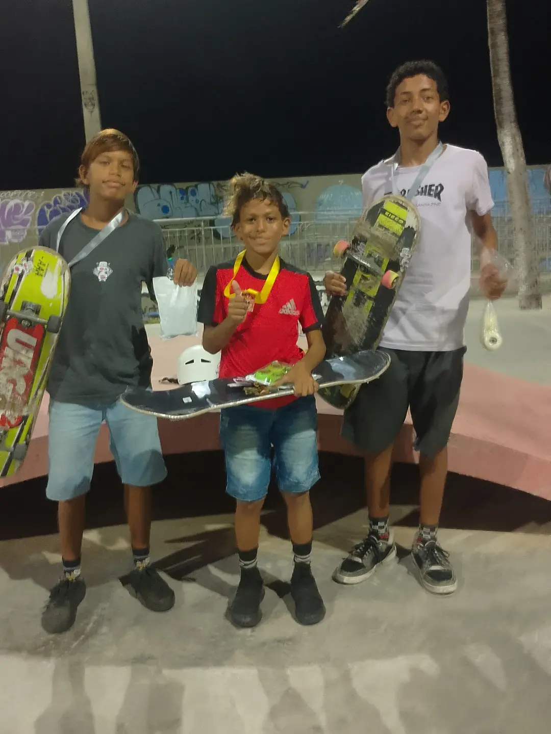 Foto de premiação com jovens skatistas do Skate Salva Fest